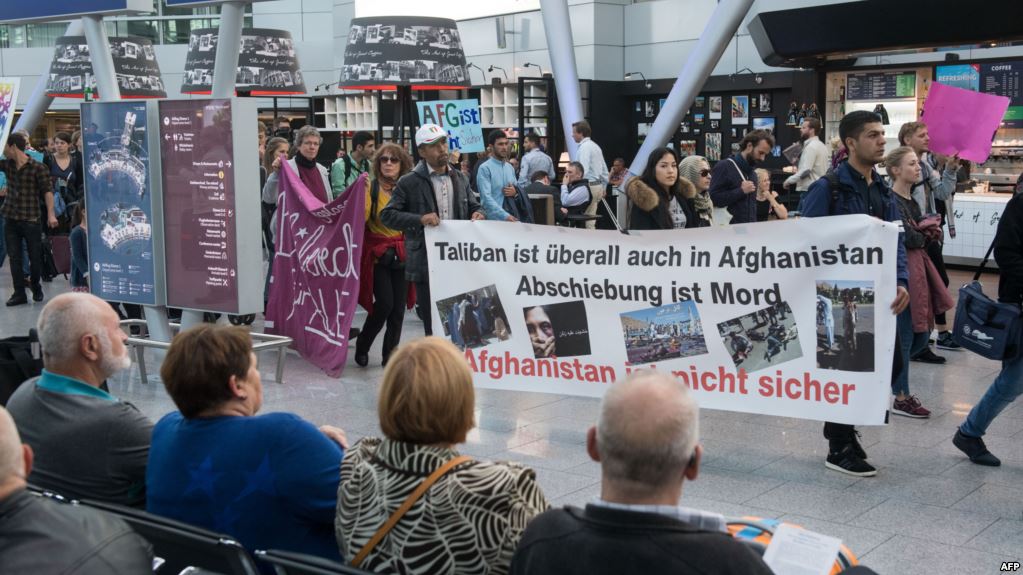 اعتراض ها علیه اخراج  پناهجویان افغانستانی در برابر میدان هوایی دوسلدورف