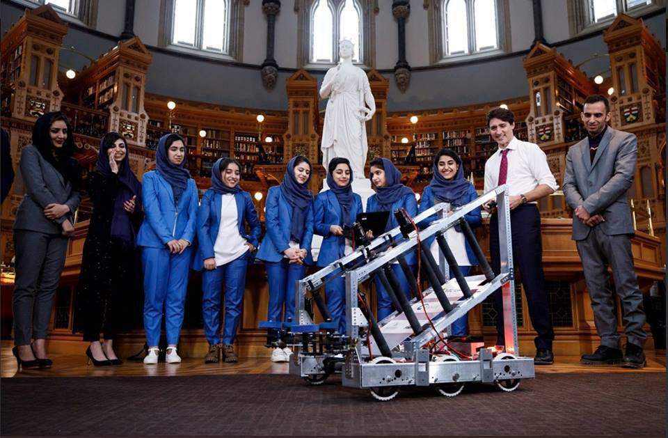 دیدار نخست وزیر کانادا با اعضای تیم روباتیک دختران افغانستان
