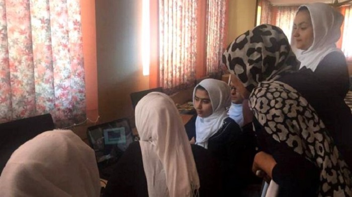 دانش آموزان دختر در هرات اپلیکیشن می سازند