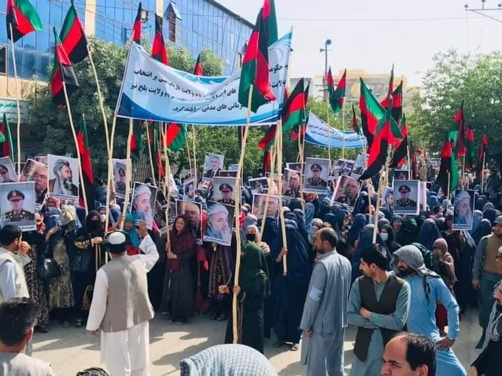  راهپیمایی هواداران جنبش ملی در بلخ برای انتخابی شدن والی ها 