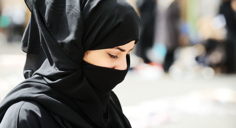 درخواست تحقیر آمیز استاد دانشگاه از یک دختر دانشجوی مسلمان در آلمان