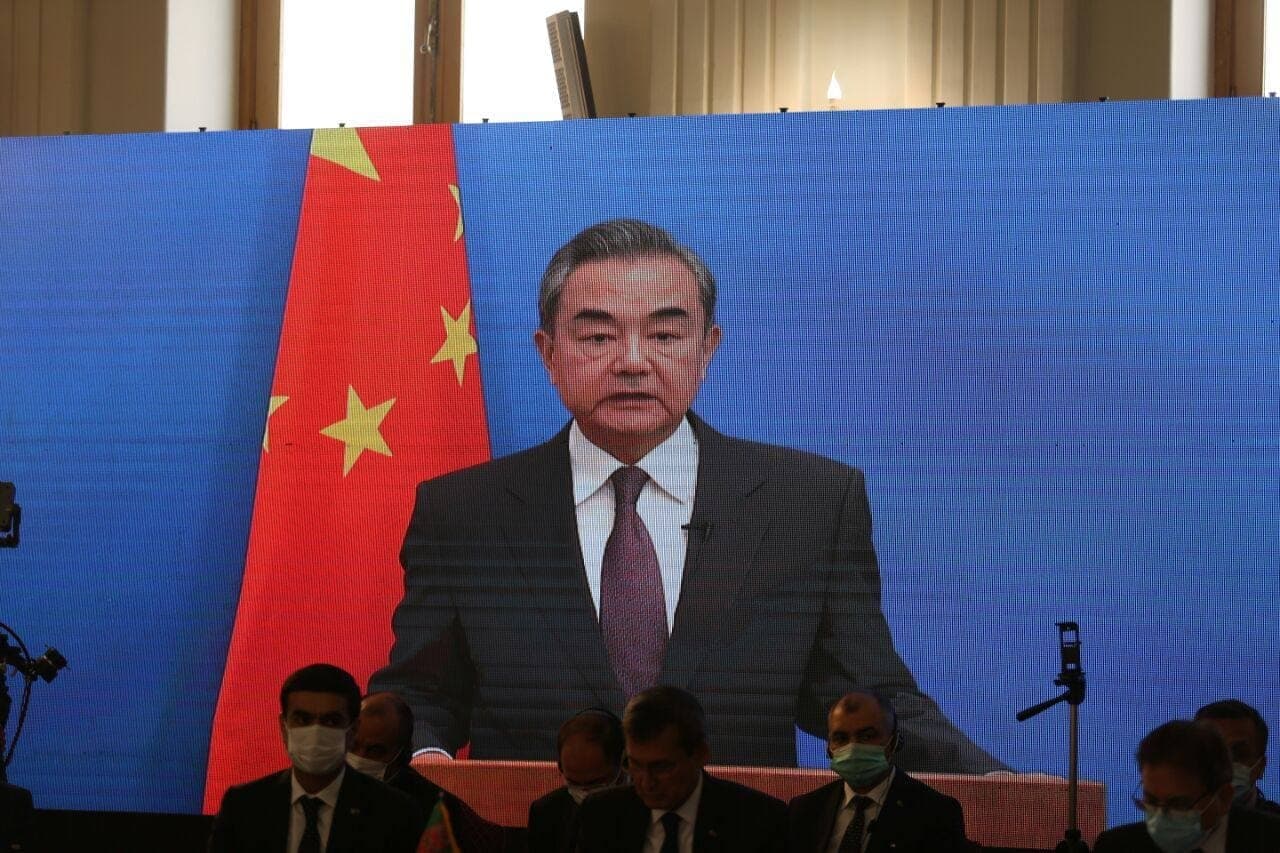  وزیر خارجه چین: امیدواریم که همگی بتوانیم به تحقق صلح و آرامش در افغانستان کمک کنیم 