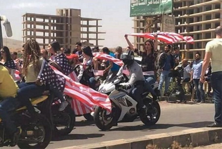 عکس ... اهتزاز پرچم  آمریکا و شعارهای حمایت از ترامپ در قلب دمشق!