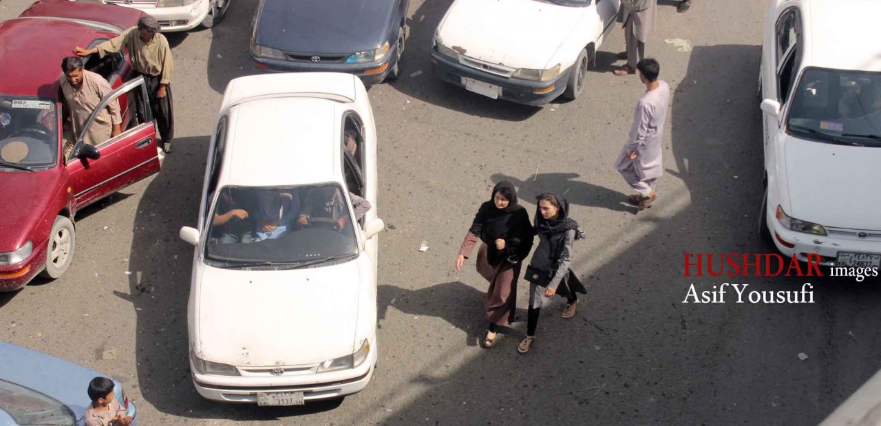 دغدغه خیابانی زنان؛ عبور از جاده های کابل که شبیه جاده های مرگ اند
