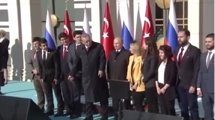 اردوغان دختر همراه پوتین را کنار خود برد