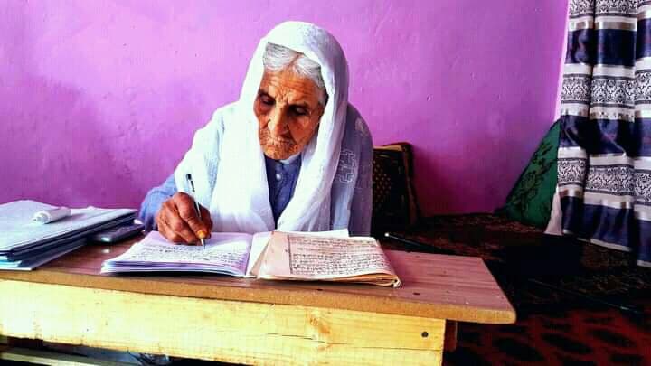 زن 90 ساله در بدخشان قرآن کریم را دست نویسی کرد