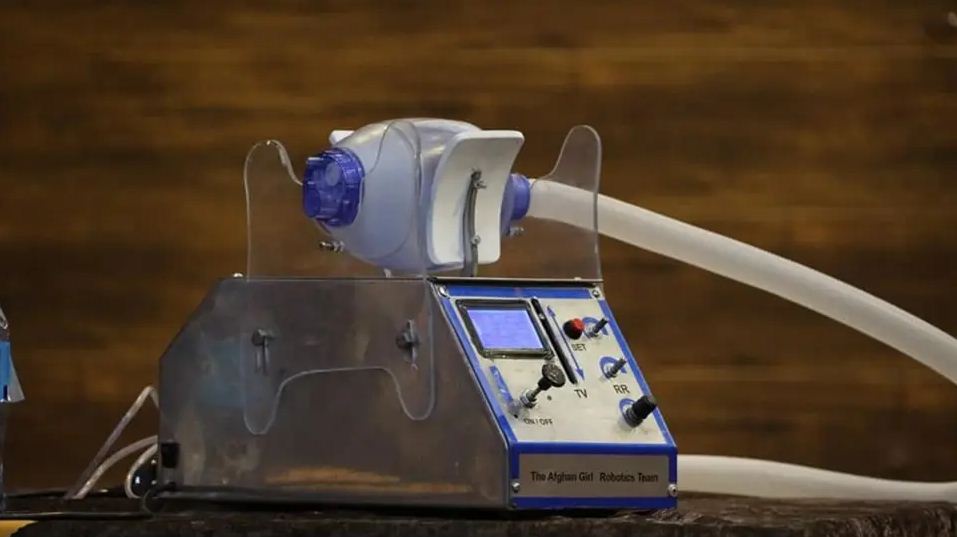 اولین دستگاه تنفس مصنوعی ساخته «تیم روباتیک دختران افغانستان» رونمایی شد