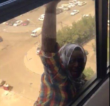 سقوط خدمتکار از طبقه 7 درمقابل چشمان صاحبخانه! + ویدئو