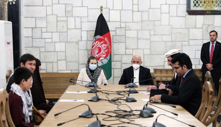  دختر شجاع افغان که دو پیکارجوی طالب را از پای درآورد با غنی دیدار کرد