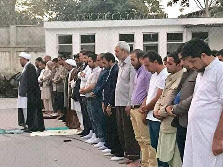 همبستگی شیعه و سنی در صف نماز پس از حمله را می توان پاسخ روشنی به افراط گرایان عنوان کرد 