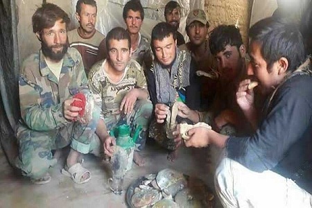 سربازان از گرسنگی نان فاسد می خورند (عکس)