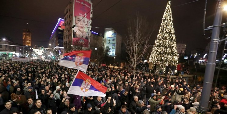 ادامه اعتراضات در صربستان؛ 25000 نفر در تظاهرات ضددولتی شرکت کردند