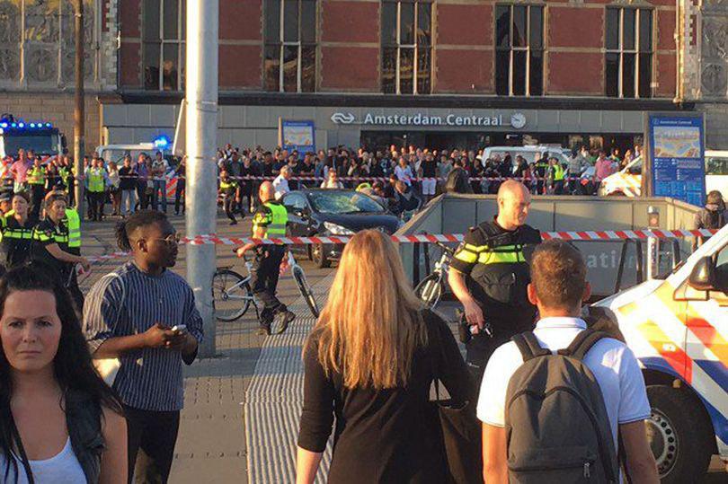 هجوم یک موتر به مردم نزدیک ایستگاه قطار مرکزی «آمستردام»