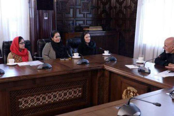  رئیس جمهور غنی: امتیاز نشر علامت «ساخت زنان افغان» به اتاق تجارت و صنایع زنان افغانستان داده می شود
