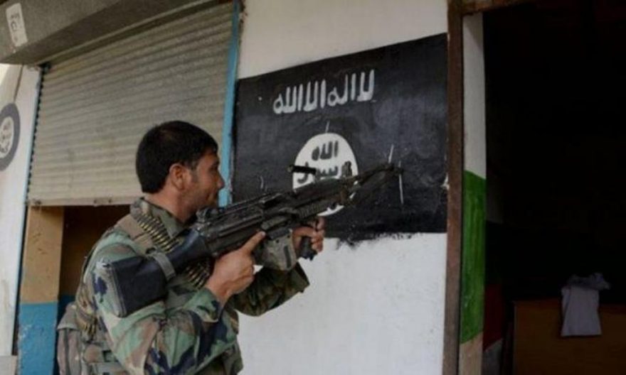 یک جنگجوی گروه تروریستی داعش به نیروهای امنیتی کشور تسلیم شد