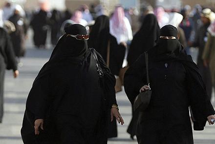 یک عضو ارشد شورای علمای عربستان: زنان سعودی مکلف به پوشیدن حجاب در اماکن عمومی نیستند