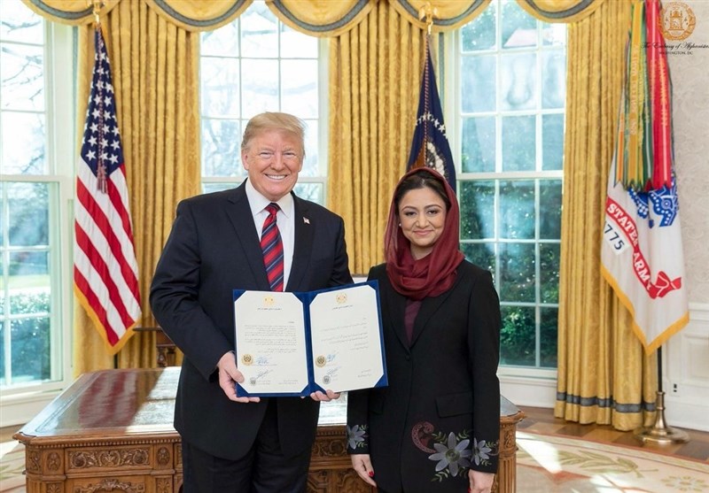 رویا رحمانی؛ سفیر جدید افغانستان در امریکا، اعتماد نامه اش را به رئیس جمهور ترامپ تقدیم کرد