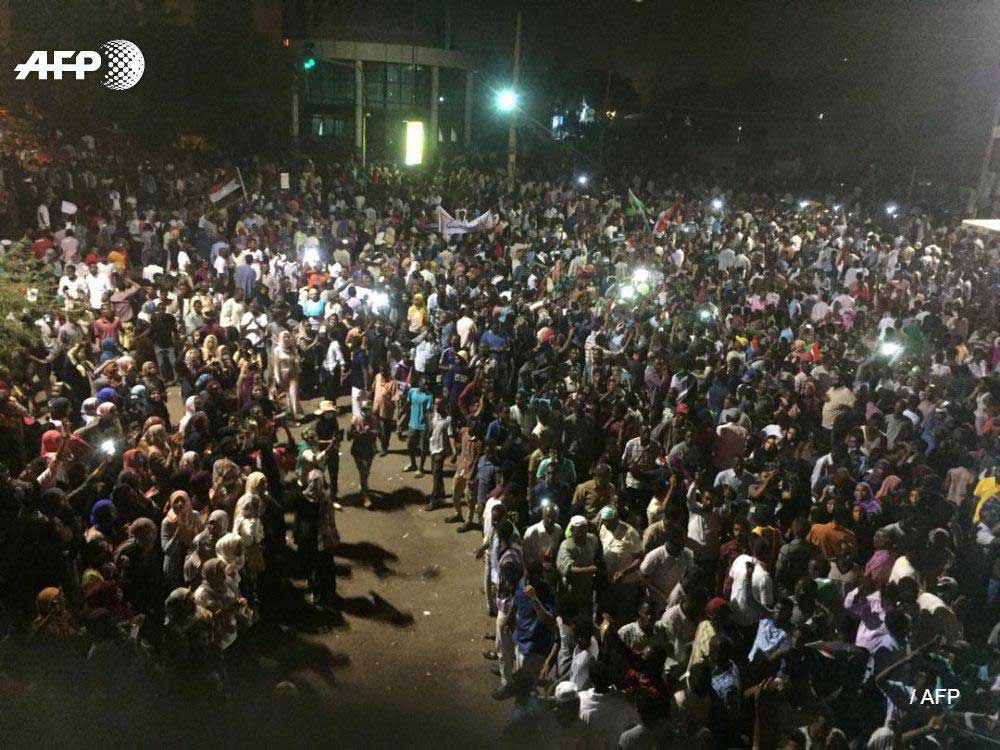 عمر البشیر از قدرت کناره گیری کرد و چند مسئول سودانی بازداشت شدند