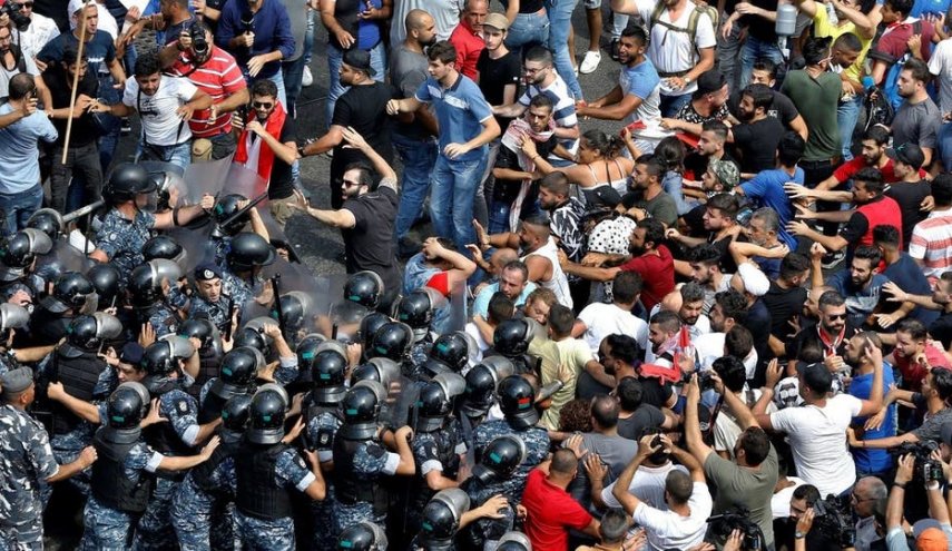  تظاهرات در بیروت؛ درگیری پلیس و نیروهای امنیتی با تظاهرکنندگان/ یک کشته و دهها زخمی 