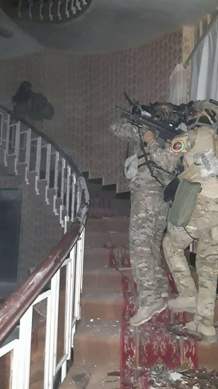تصویری از نیروهای ویژه در منزل نظام الدین قیصاری
