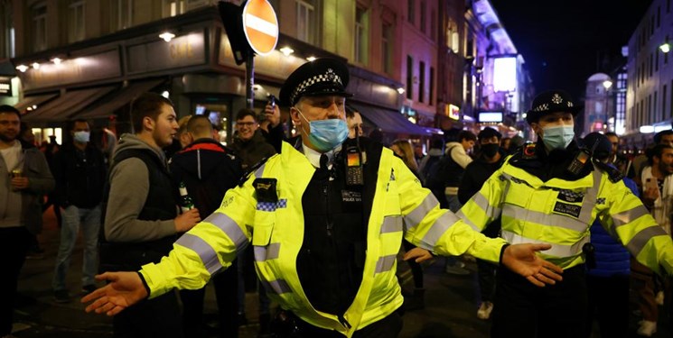 رکورد قربانیان کرونا در انگلیس؛ هجوم شهروندان به خیابان ها در آستانه محدودیت ها