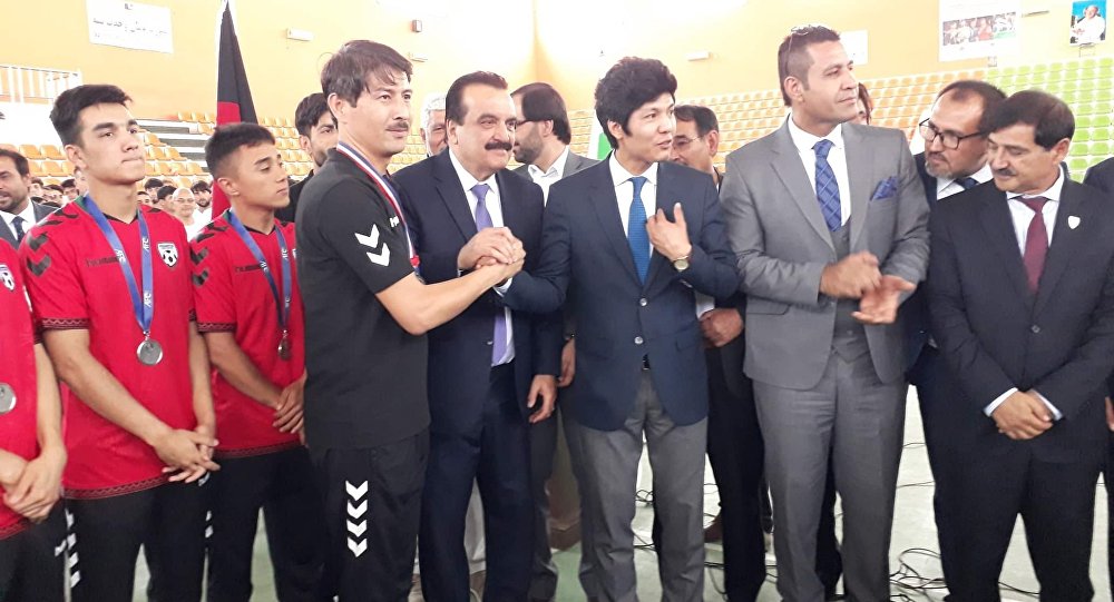 در روز گرامی داشت از المپیک، روح الله نیکپا یک مدال طلای خودش را به تیم ملی فوتسال اهدا کرد