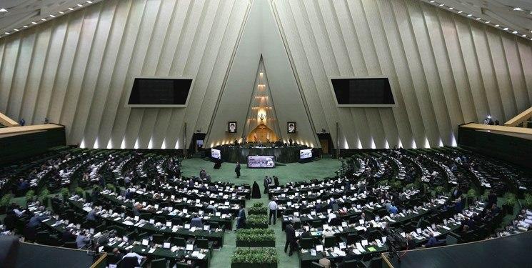 تصویب سه فوریت طرح  ضد امریکایی در مجلس ایران با فریادهای ضد امریکایی