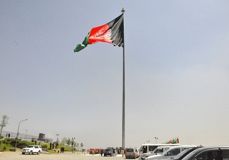 به مناسبت فرارسیدن نود و هشتمین سالگرد استقلال کشور بزرگترین پرچم افغانستان در کابل نوسازی شد