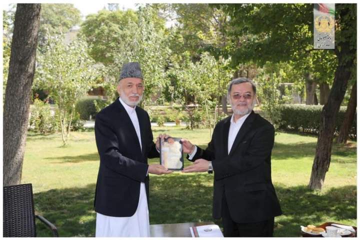 کرزی یک جلد کتاب اشعار احمدشاه ابدالی را به سرور دانش تحفه داد