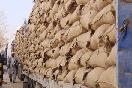 محمولۀ گندم کمک شدۀ هند به افغانستان به چابهار رسید 