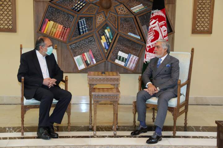 دیدار رئیس شورای عالی مصالحه ملی با سفیر ایران در کابل