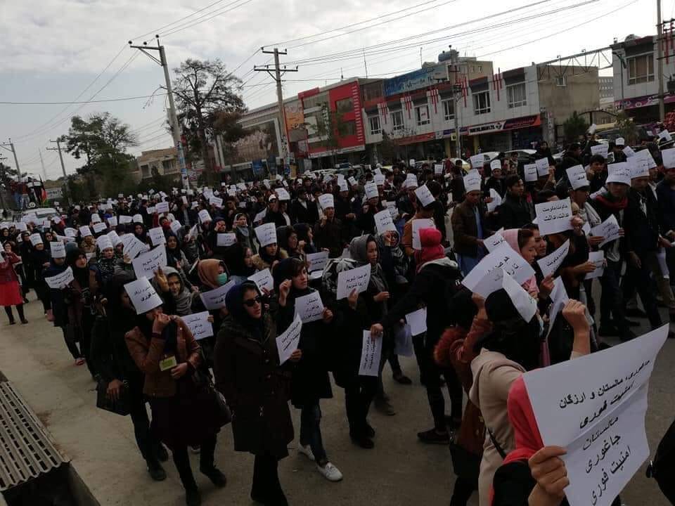  تظاهرات شهروندان کابل در واکنش به حملات طالبان بر مناطق مرکزی مقابل ارگ ریاست جمهوری 