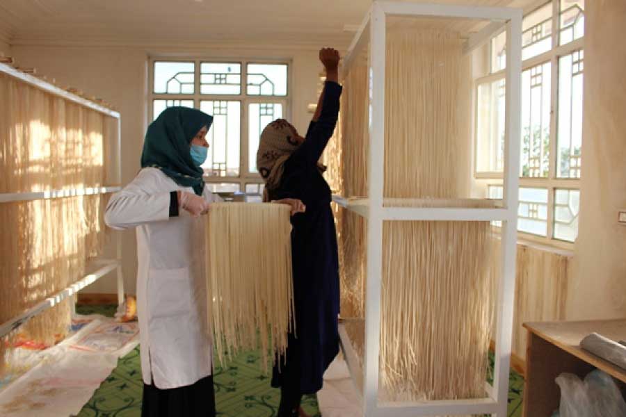 گروهی از زنان هراتی مرکز تولیدی «آش و ترشی» را ایجاد کردند