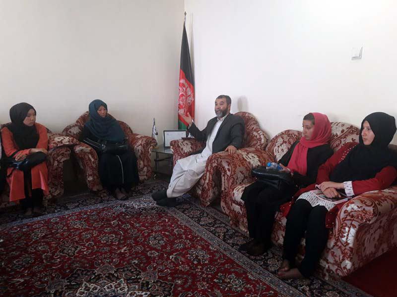 جمعی از خواهران و اعضای کمیته دانشجوی حزب رفاه ملی افغانستان با استاد محمد حسن جعفری دیدار نمود