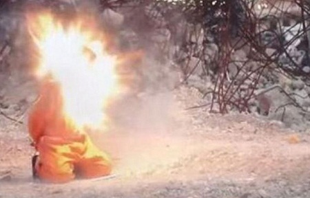  داعش، یک جوان داعشی را به این دلیل زنده سوزاند..