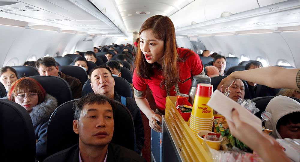دختر چینی پس از نوشیدن شراب در طیاره، مهماندار را دندان گرفت