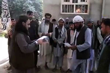 پولیس های محلی در قندوز تسلیم طالبان (عکس)