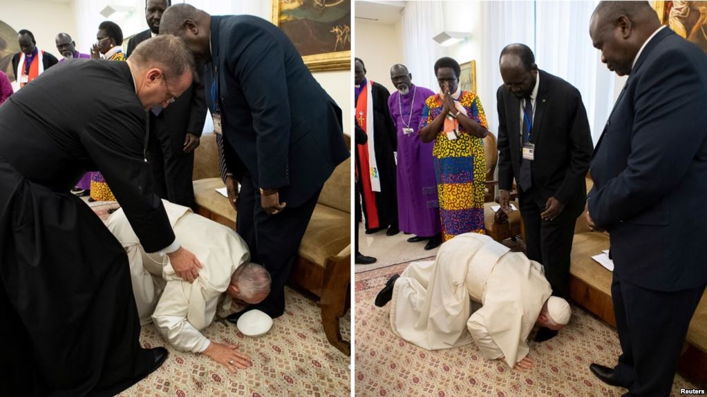پاپ پاهای رهبران سودان جنوبی را بوسید؛«جنگ نکنید»+ تصاویر