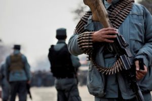 مقام های محلی: شماری از سربازان پولیس در بادغیس تجهیزات شان را به گروه های شورشی میفروشند