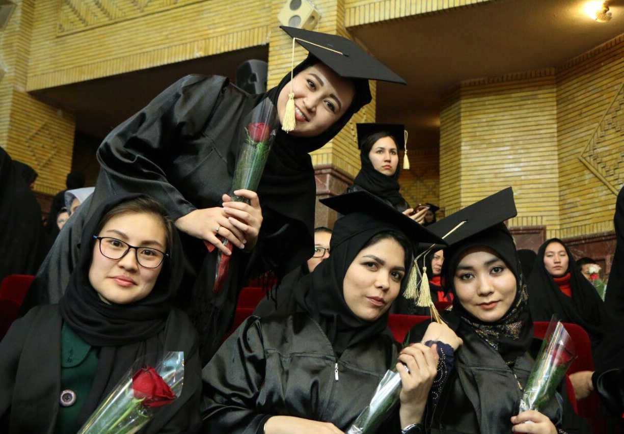 جشن فارغ التحصیلی دانشجویان افغانستانی با حضور مقامات کشورمان در دانشگاه قم  ایران برگزار شد