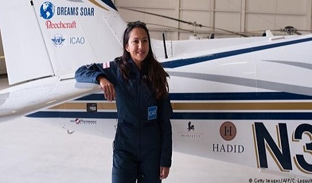 خلبان زن افغانستانی به تنهایی به دور جهان پرواز می کند