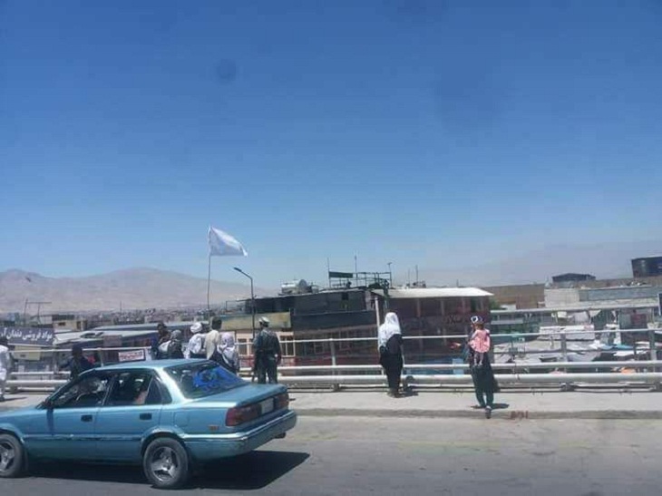 طالبان به بهانه آتش بس، پرچم خود را رسما و در حضور پلیس، در پایتخت برافراشتند