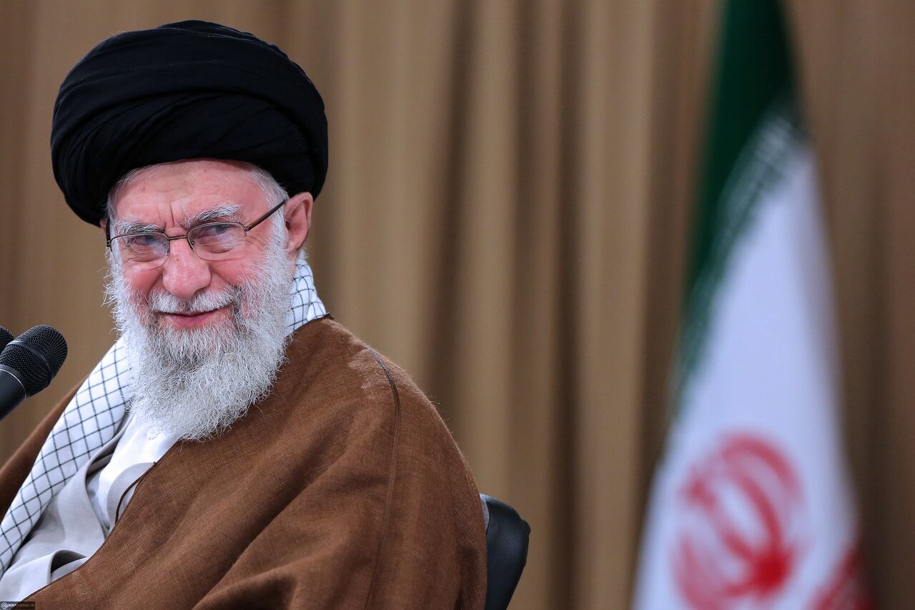 رهبر انقلاب اسلامی: در بحبوحه تحریم ها تسلیحات پیشرفته تولید کردیم