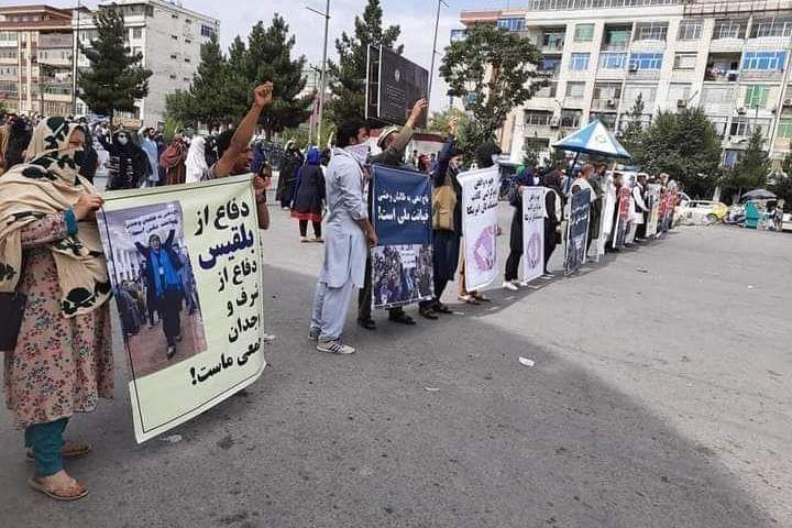 دفاع از بلقیس روشن در کابل؛ باج دهی به طالبان، خیانت ملی است