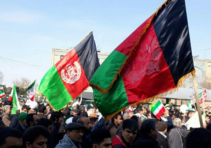 افغانستانی های مقیم رفسنجان ایران در کنار خواهران و برادران ایرانی خود در راهپیمایی 22 دلو شرکت کردند