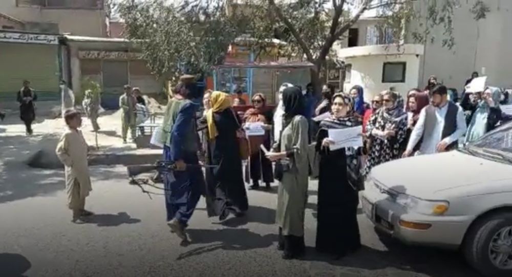 اعتراضات در کابل؛ طالب مسلح بر یک خبرنگار خارجی حمله کرد