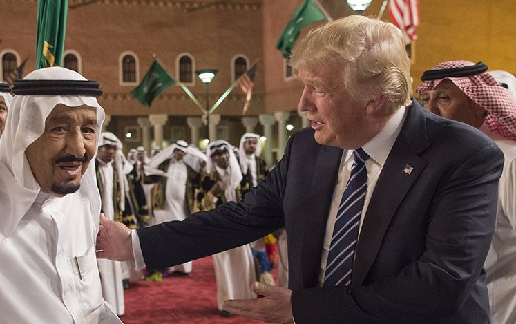 ترامپ:ما از سعودی ها محافظت می کنیم/ریاض باید نبود نفت ایران را جبران کند 