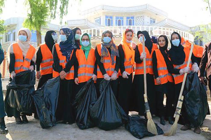 زنان هراتی در یک حرکت نمادین اقدام به پاک کاری شهر کردند