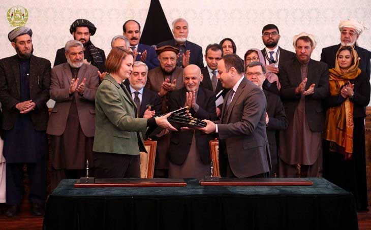 وزارت مالیه ی افغانستان سه موافقت نامه  در بخش های انرژی و ترمیم جاده با بانک توسعه ی آسیایی امضا کرد