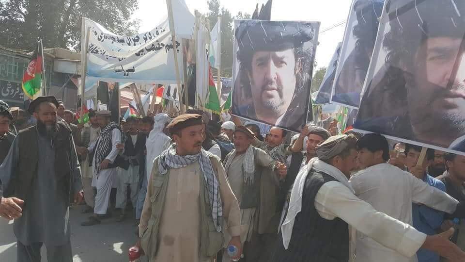 هواداران سید جعفر نادری دروازۀ کمیسیون انتخابات را در بغلان بستند